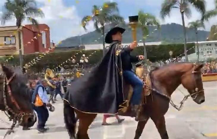 Realizan cabalgatas con dirección a la catedral de San Miguel Arcángel en Orizaba