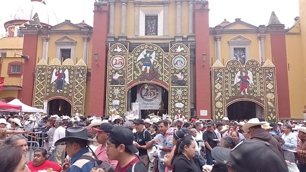 Realizan cabalgatas con dirección a la catedral de San Miguel Arcángel en Orizaba