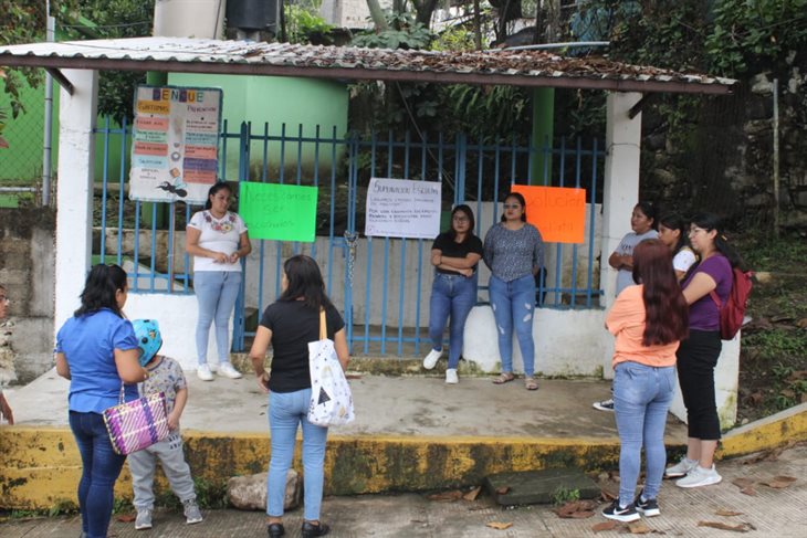 Protestan en jardín de niños de Misantla; denuncian presunto maltrato por parte de docente