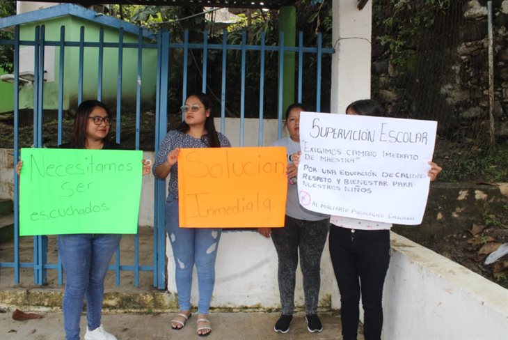 Protestan en jardín de niños de Misantla; denuncian presunto maltrato por parte de docente