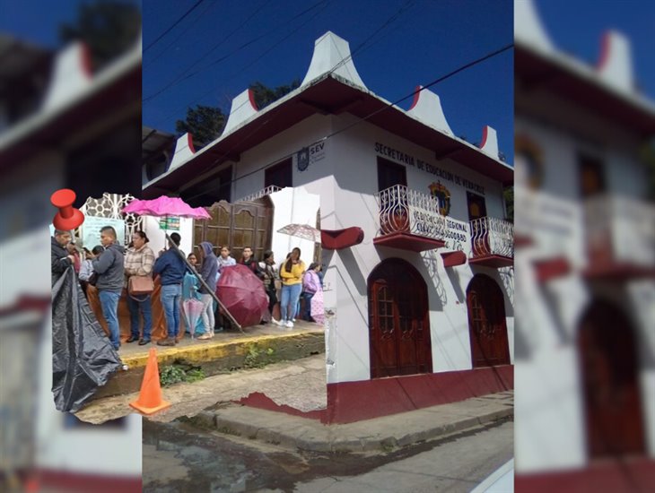 Padres de familia toman instalaciones de la SEV en Zongolica; reclaman falta de docente en primaria