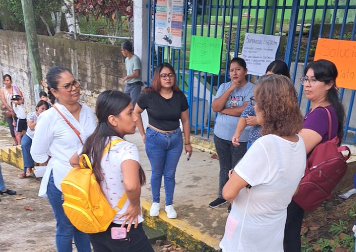 No hay recursos para pagar maestra, dijo supervisora ante protesta en jardín de niños de Misantla 