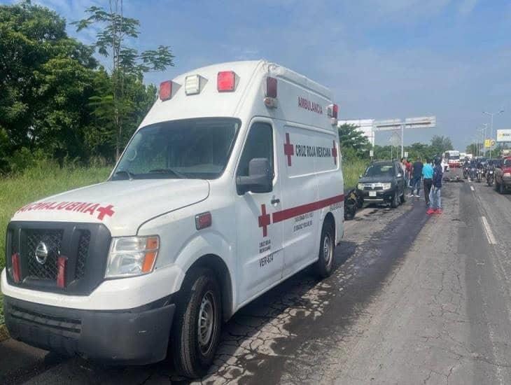 Pareja en motocicleta termina hospitalizada tras chocar en la carretera Veracruz - Xalapa