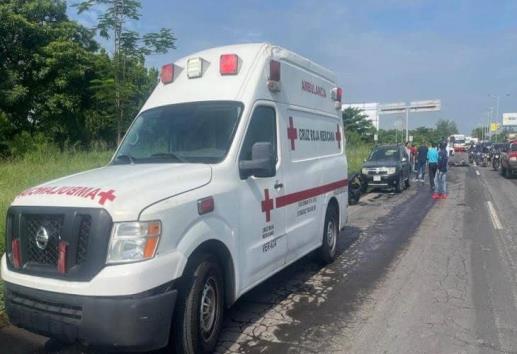 Pareja en motocicleta termina hospitalizada tras chocar en la carretera Veracruz - Xalapa
