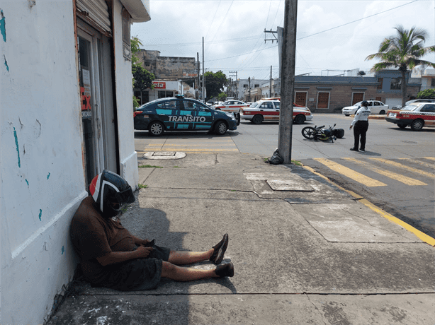 Hombre de la tercera edad impacta a motociclista en Veracruz