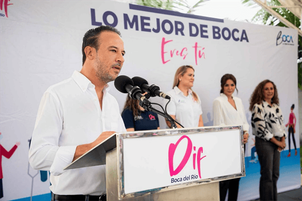 Ayuntamiento de Boca del Río entrega 200 uniformes a niños de CAIC y CADI