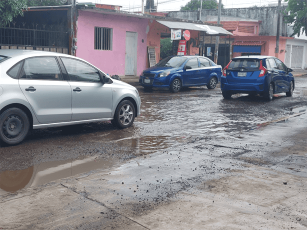 Vecinos de la colonia López Arias en Veracruz piden solución urgente a los socavones