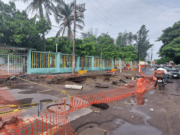 Vecinos de la colonia López Arias en Veracruz piden solución urgente a los socavones