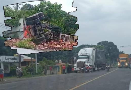 Se desprende y vuelca remolque de Tráiler en la carretera Córdoba-Veracruz