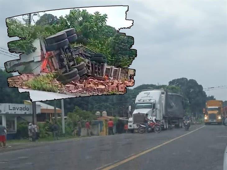 Se desprende y vuelca remolque de Tráiler en la carretera Córdoba-Veracruz