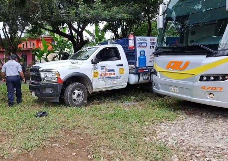 Fuerte choque entre autobús y camioneta de gas en la carretera federal de Tlapacoyan