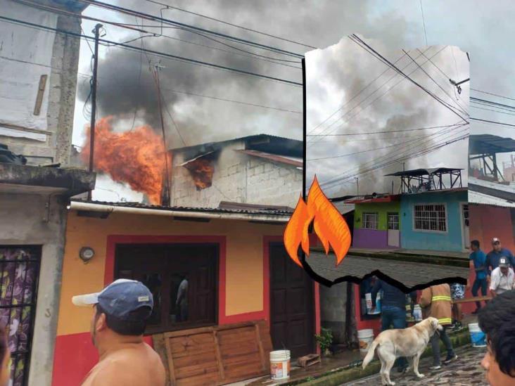 Fuerte incendio consume una vivienda en Xico