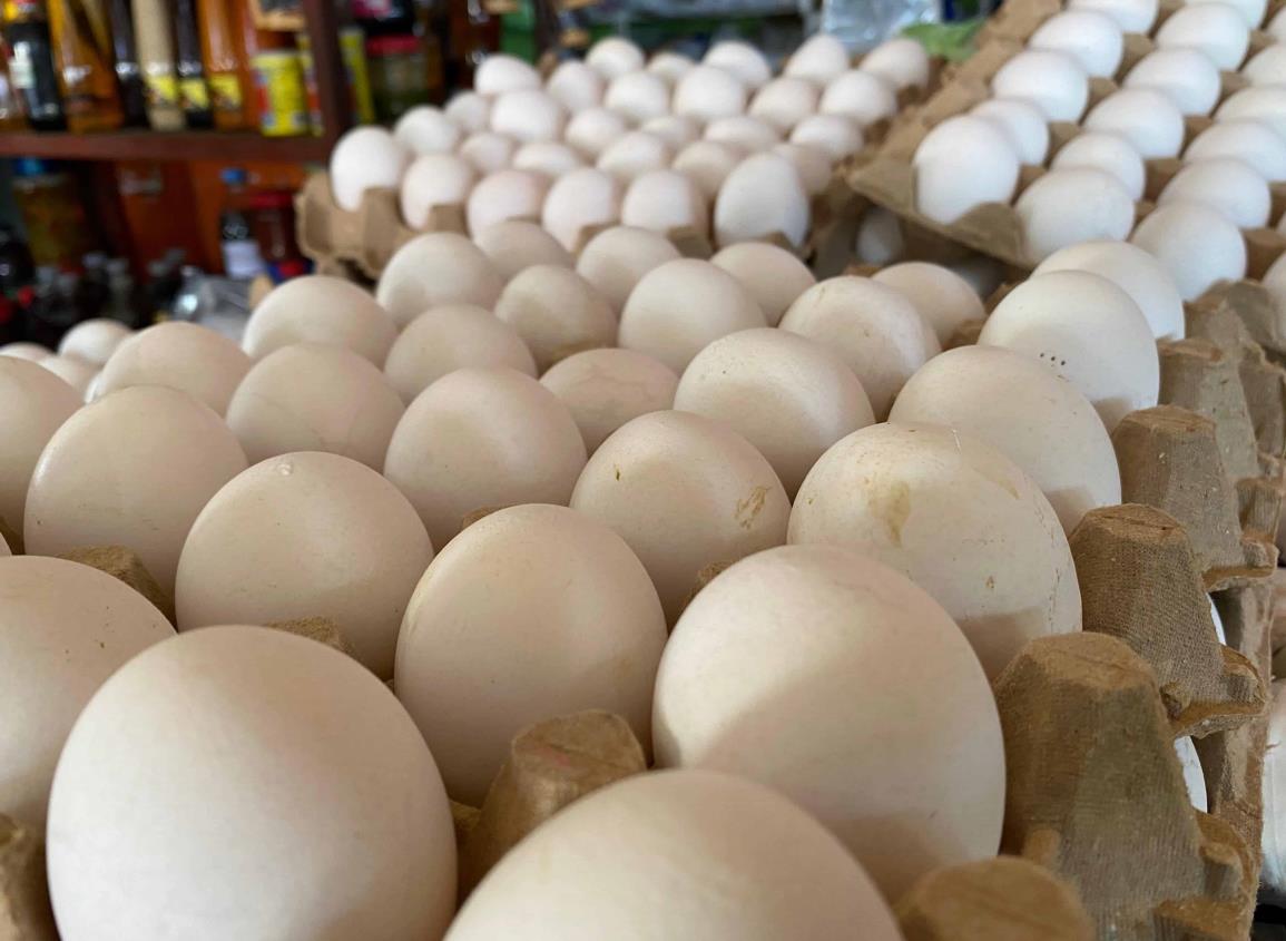 Costo de reja de huevos hasta en 75 pesos con comerciantes de los mercados