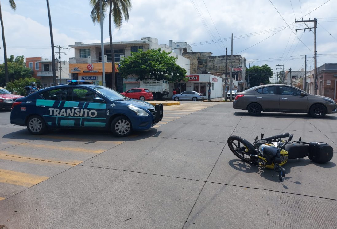 Hombre de la tercera edad impacta a motociclista en Veracruz