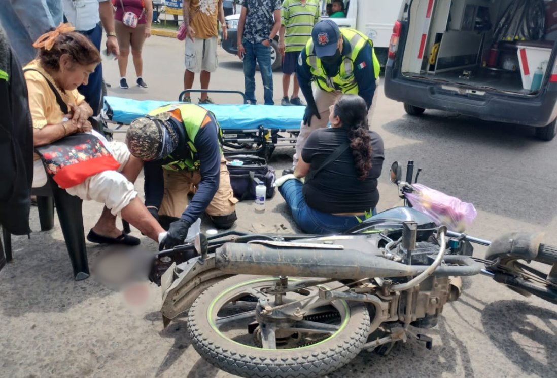 Madre e hija lesionadas en choque de motocicletas en El Tejar, Veracruz