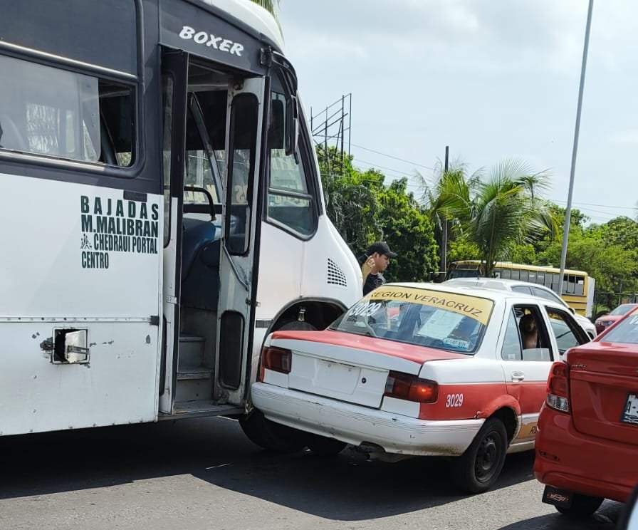 Choque entre urbano y taxi genera caos vial en la carretera Veracruz-Xalapa