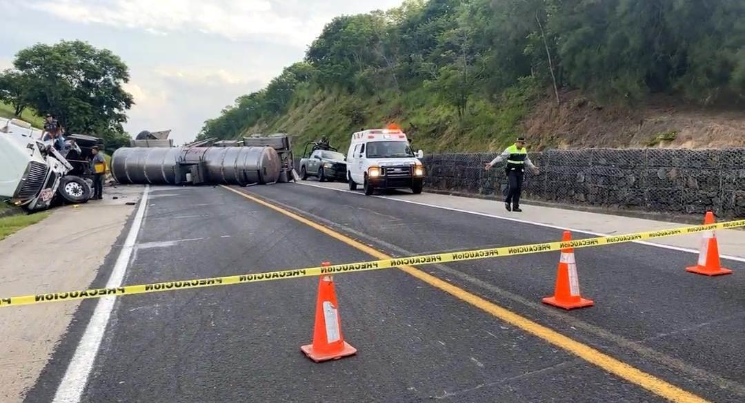 Taxi choca contra pipa en carretera Tuxpan – México; hay 3 muertos