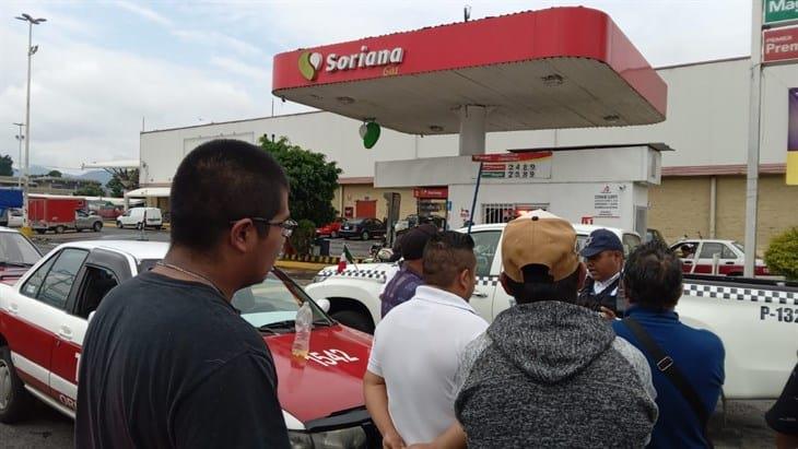 Taxistas protestan ante Soriana Gas en Orizaba, acusan que reciben combustible alterado