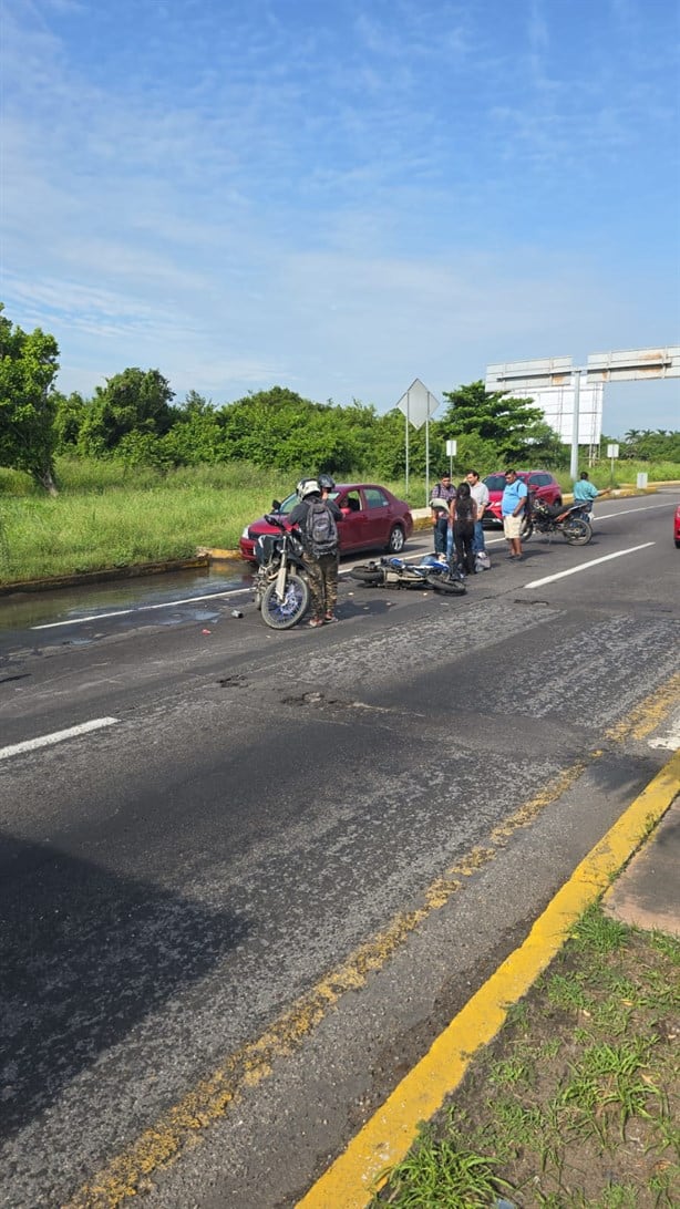 Pareja en motocicleta termina hospitalizada tras chocar en la carretera Veracruz - Xalapa