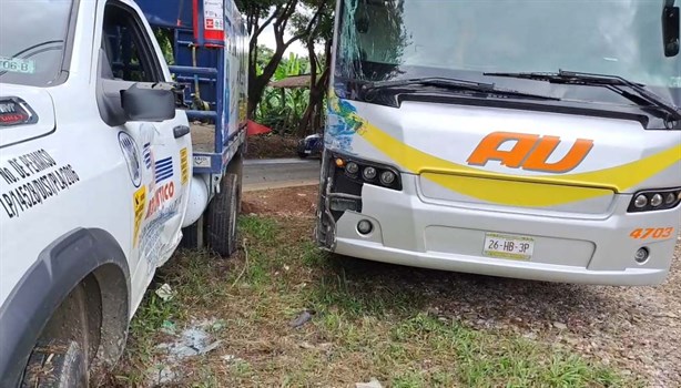 Fuerte choque entre autobús y camioneta de gas en la carretera federal de Tlapacoyan