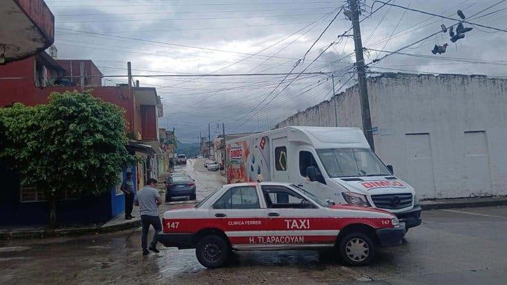 Se registra percance vial entre taxi y camión repartidor en Tlapacoyan 