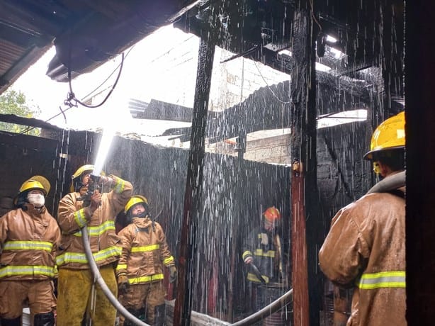 Fuerte incendio consume una vivienda en Xico