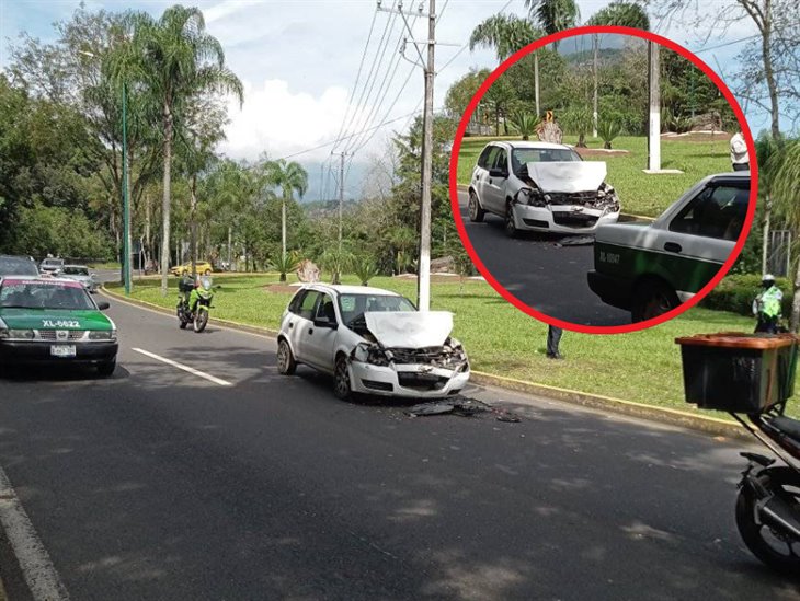 Se registra choque en el Boulevard Xalapa-Coatepec; ¡Chevy termina destrozado! 