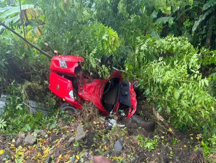 Automóvil termina destruido en choque sobre la carretera Cosamaloapan-Tuxtepec