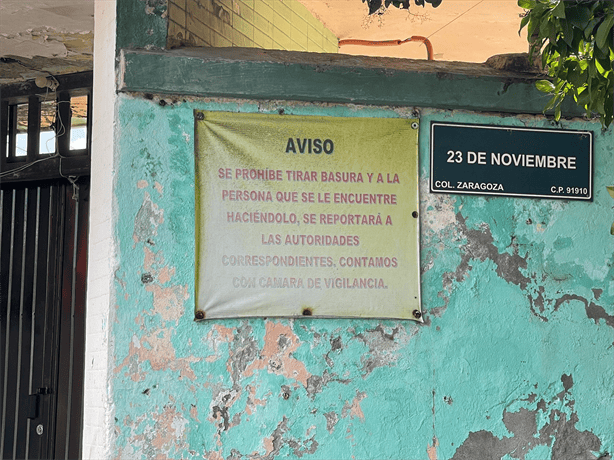 Vecinos de la colonia Zaragoza en Veracruz denuncian acumulación de basura frente a escuela