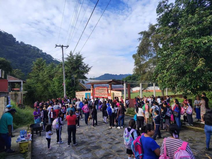 Toman primaria de Coacoatzintla por falta de maestro