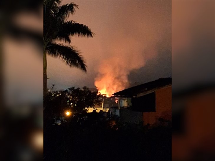 Voraz incendio arrasa con una vivienda cerca del centro de Xico (+Video)