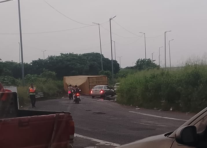 Tráiler pierde contenedor y cierra vialidad hacia el Parque 2000 en Veracruz