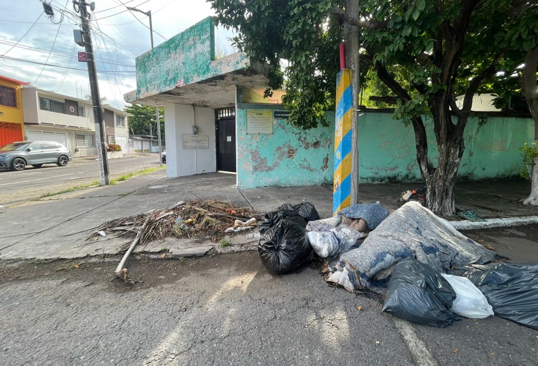 Vecinos de la colonia Zaragoza en Veracruz denuncian acumulación de basura frente a escuela