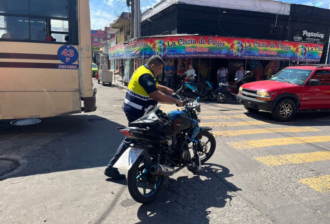 Motociclista lesionado tras choque con camioneta en la zona de mercados de Veracruz