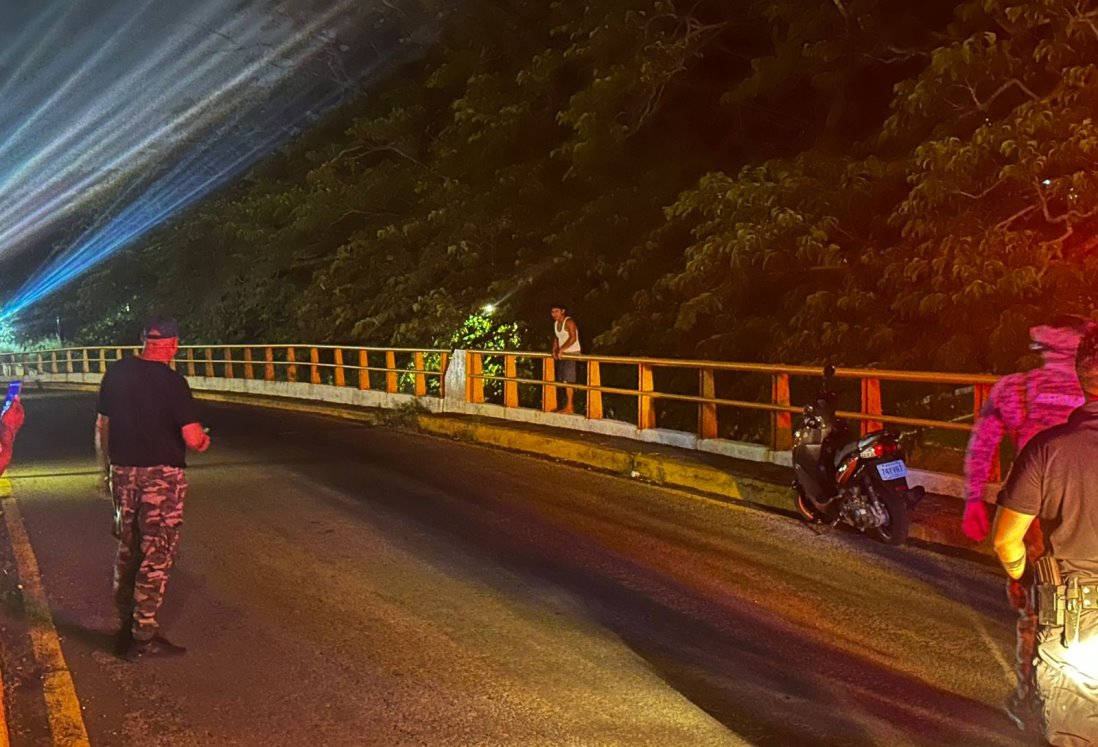 Rescatan a hombre que intentaba lanzarse desde el puente Miguel Ángel de Quevedo en Veracruz