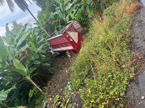 Automóvil termina destruido en choque sobre la carretera Cosamaloapan-Tuxtepec