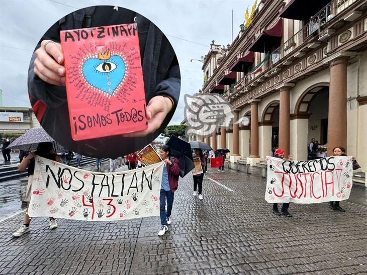 No olvidar: 10 años de Ayotzinapa; nos faltan 43, marchan en Xalapa