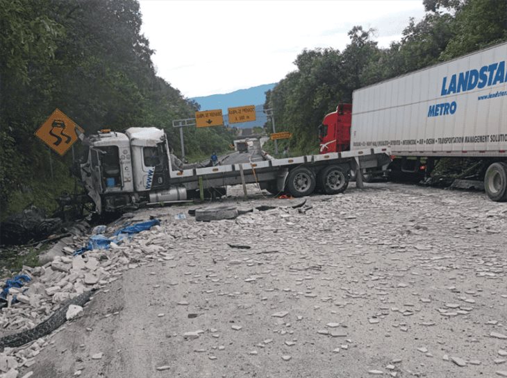 Tráiler se queda sin frenos en Maltrata; ocasiona choque y volcadura