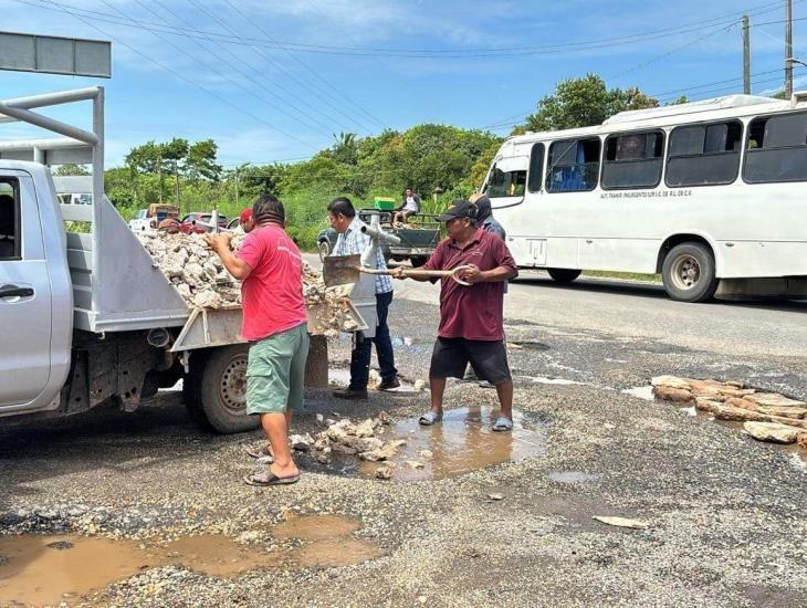 Pobladores de Oteapan bachean tramo de carretera Transístmica con sus propios medios