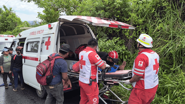 Volcadura de camioneta en la carretera San Andrés Tuxtla-Ruiz Cortines deja varios lesionados