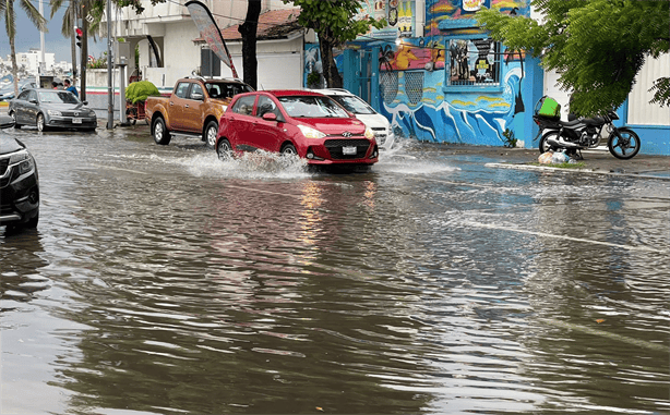 Tormenta provoca inundaciones en la avenida Valentín Gómez Farías en Veracruz