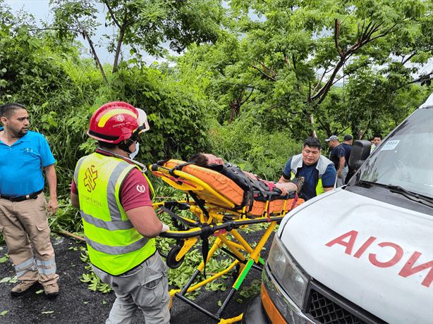 Volcadura de camioneta en la carretera San Andrés Tuxtla-Ruiz Cortines deja varios lesionados