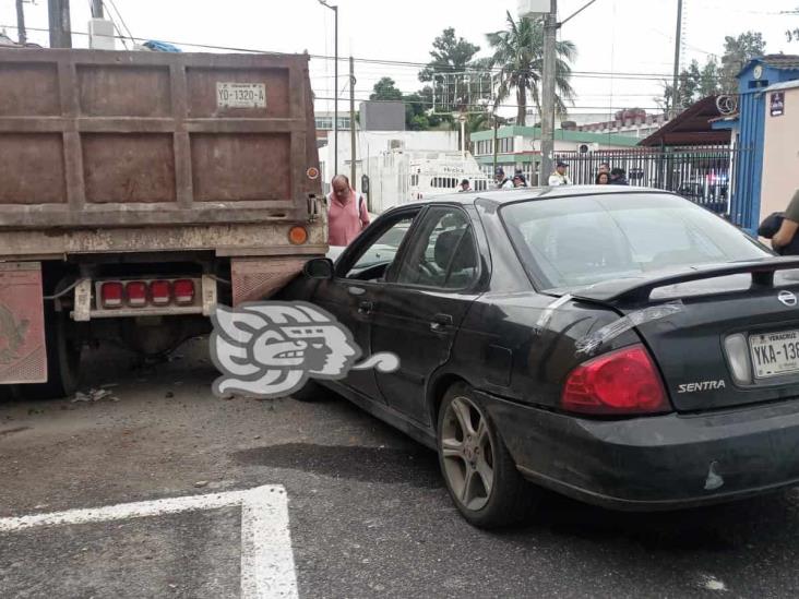 ¿No lo vio? Se estampa contra las llantas de un camión de volteo en Orizaba