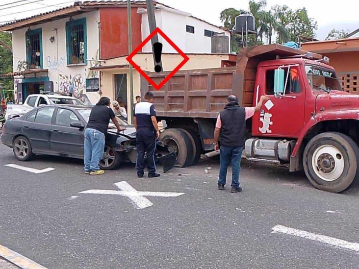 ¿No lo vio? Se estampa contra las llantas de un camión de volteo en Orizaba