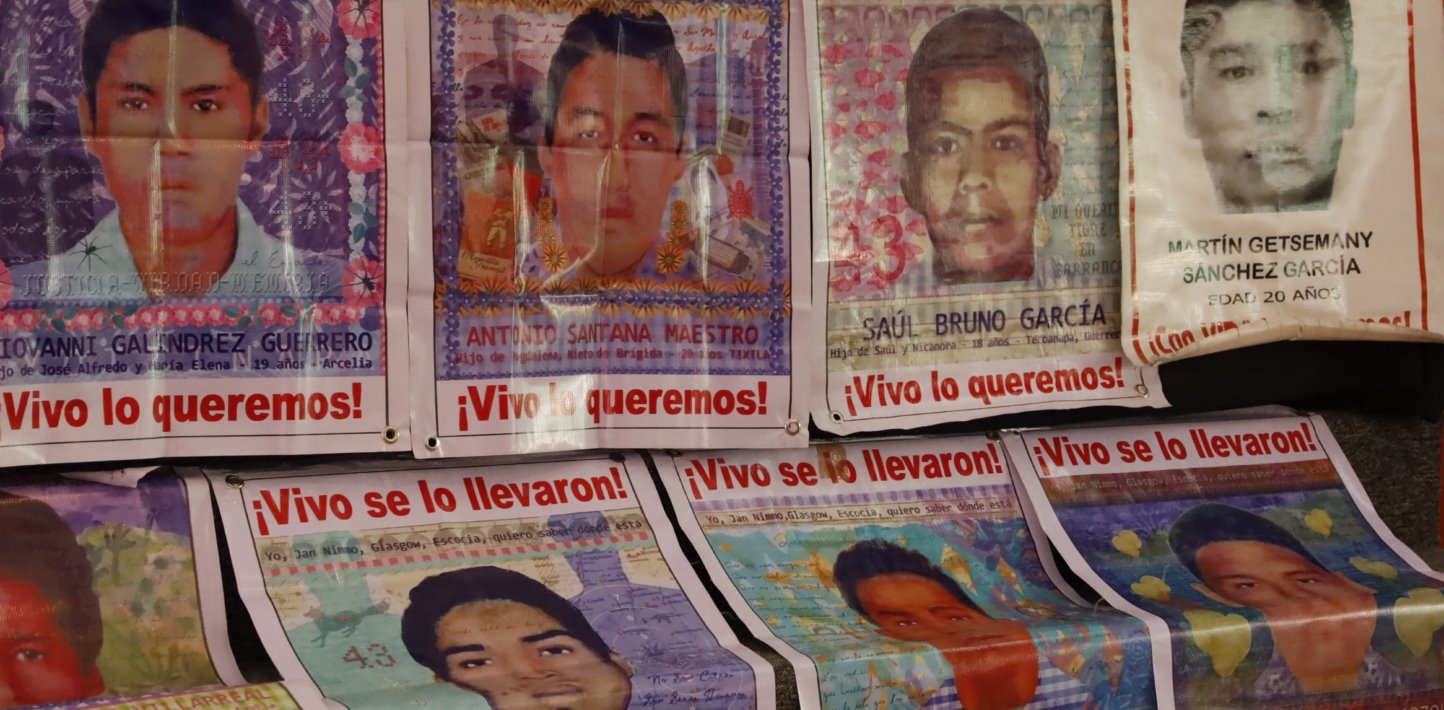 Padres de los 43 de Ayotzinapa marchan en al CDMX conmemorando 10 años de su desaparición