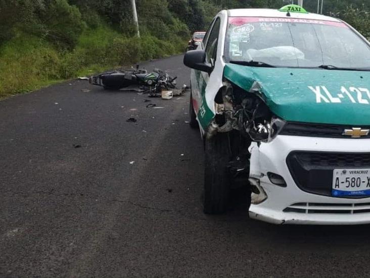 Motociclista choca con taxi en carretera de Las Vigas