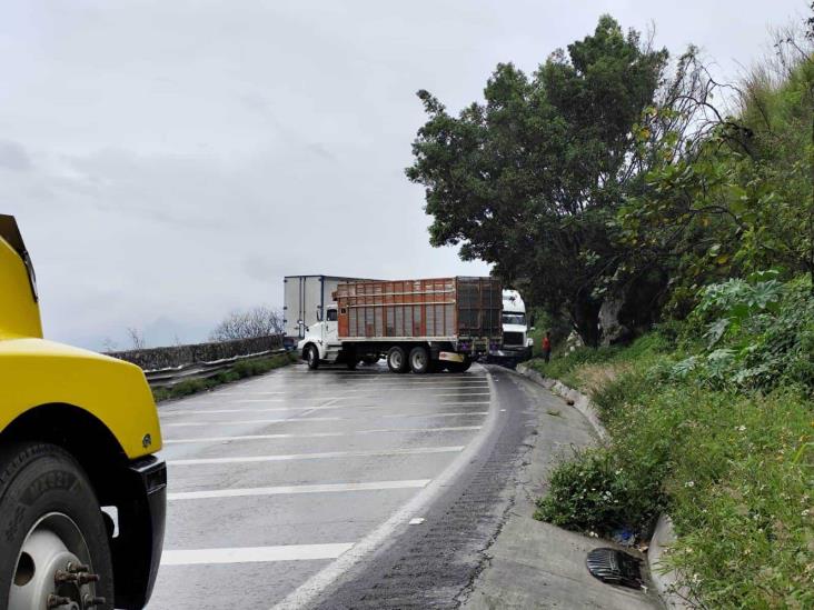 Reportan choque múltiple en las Cumbres de Maltrata