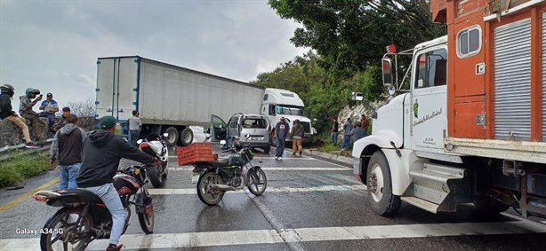 Reportan choque múltiple en las Cumbres de Maltrata