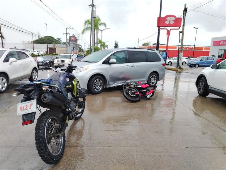 Motociclista se estrella con camioneta en Córdoba y termina policontundido