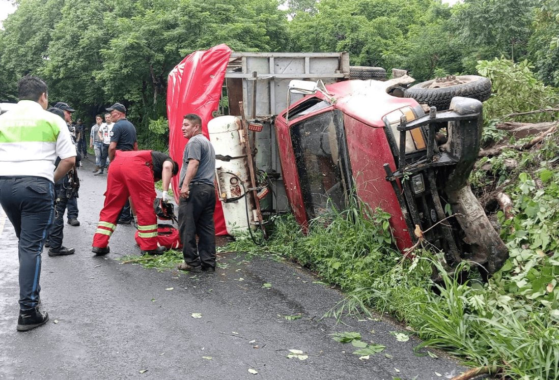 Volcadura de camioneta en la carretera San Andrés Tuxtla-Ruiz Cortines deja varios lesionados